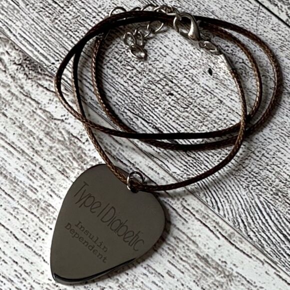 T1D Medical Alert, Guitar Pick Charm & Adjustable Rope, Unisex - Picture 3 of 11